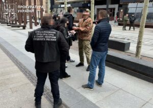 У Дніпрі затимано військовослужбовця, який вимагав $3000 за «вплив» на ТЦК
