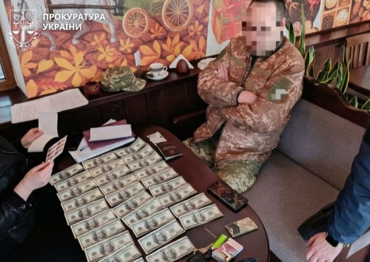 У Дніпрі затимано військовослужбовця, який вимагав $3000 за «вплив» на ТЦК 