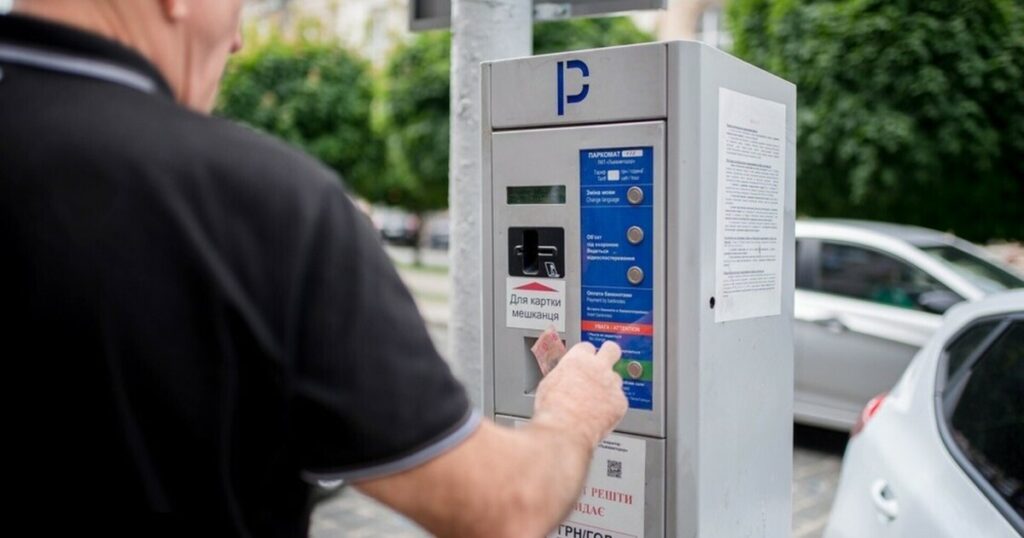 У Дніпрі поновили платні паркування біля зон відпочинку: адреси