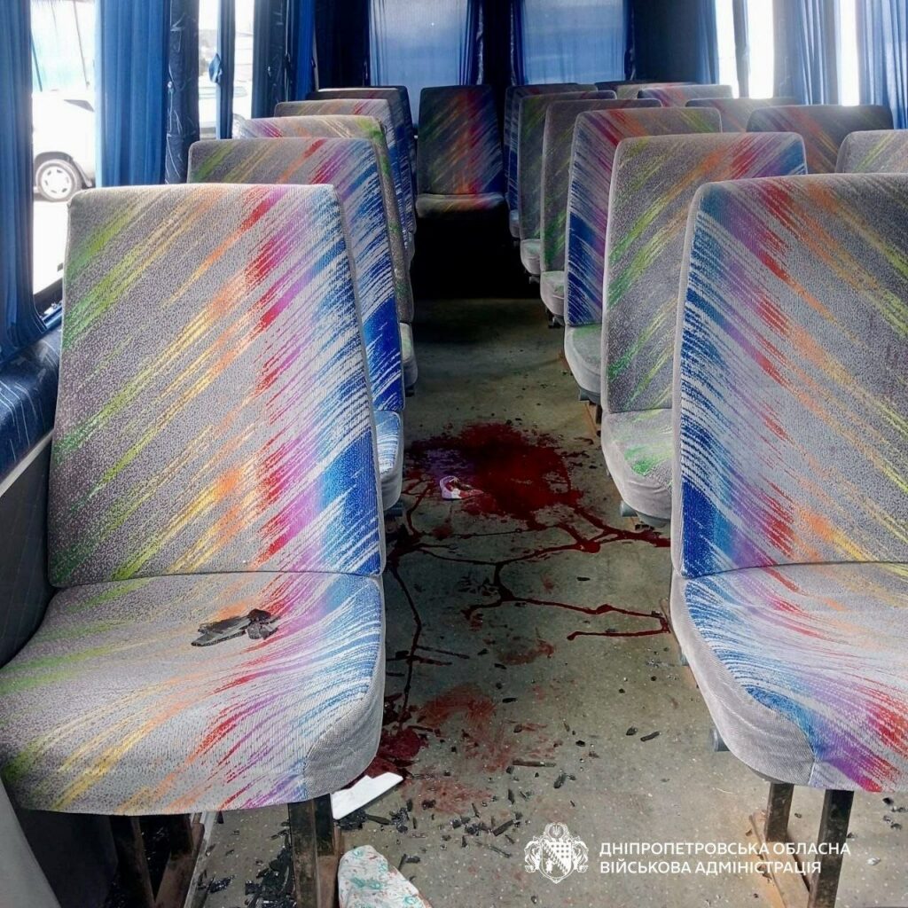 Росіяни вдруге за день атакували рейсовий автобус на Нікопольщині — п’ятеро поранених Обстріл Нікопольщини 7 квітня: росіяни атакували рейсовий автобус