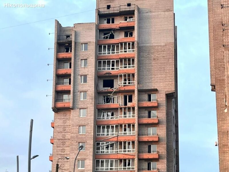 Ворог вдарив по двох районах Дніпропетровщини: горіли будинки, пошкоджені багатоповерхівки