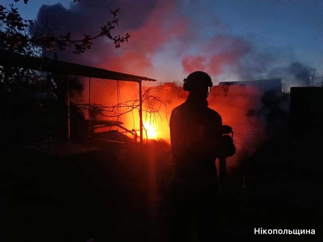 Ворог атакував три райони Дніпропетровщини: пожежі, пошкоджена інфраструктура, є поранений Обстріл Дніпропетровщини 14 квітня: атаки на три райони, є поранений