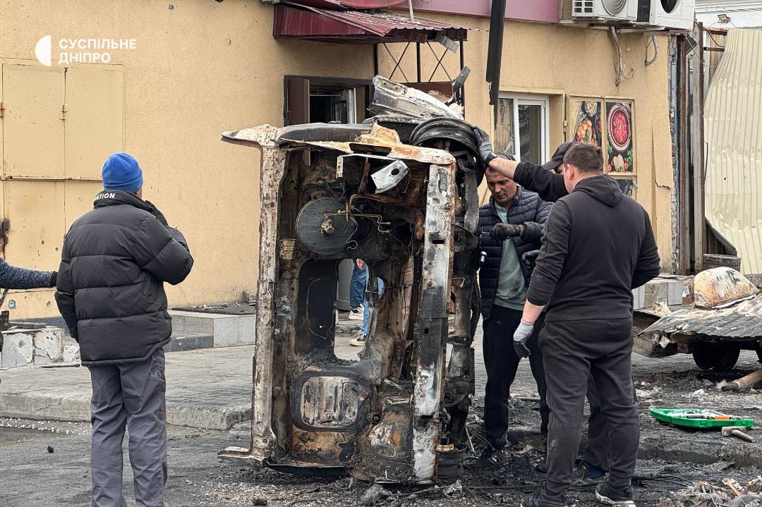 Російський дрон пошкодив центральний ринок у Дніпрі — вибиті вікна, знищена автівка підприємця. Ринок працює попри слідки атаки.