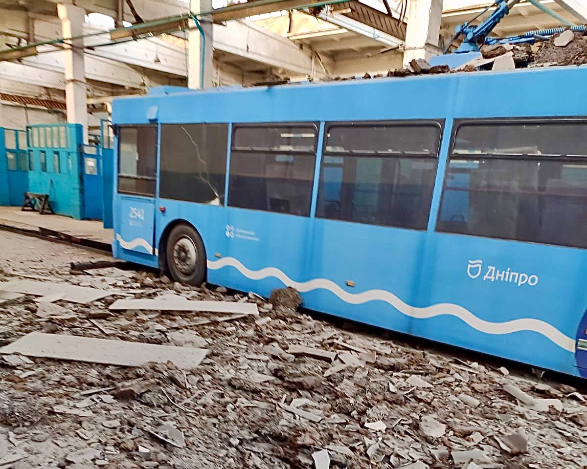 Атака на Дніпро 17 квітня: росіяни побили п'ять тролейбусів