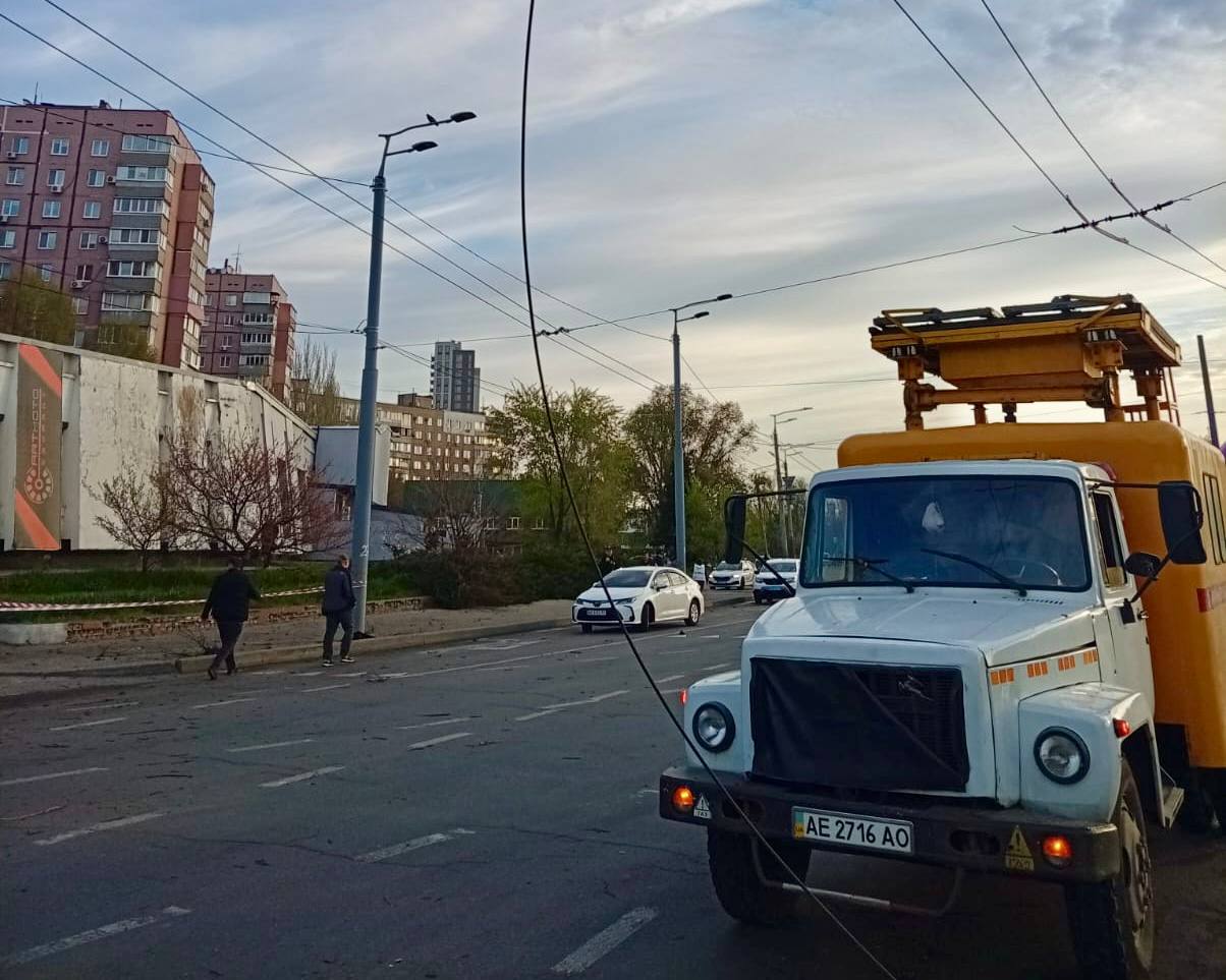 Атака на Дніпро 17 квітня: росіяни побили п'ять тролейбусів