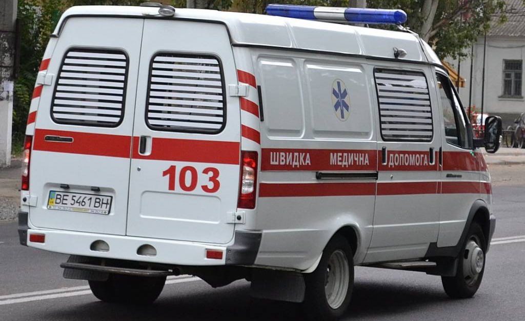 пожежна машина та швидка допомога з мигалками рятувальники ліквідують наслідки удару по павлограду дніпропетровська область
