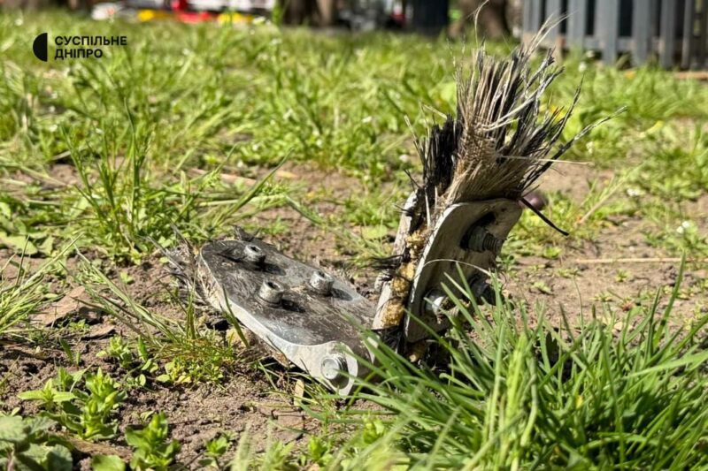 У Дніпрі в парк Шевченка впав збитий ворожий дрон: (ФОТО)