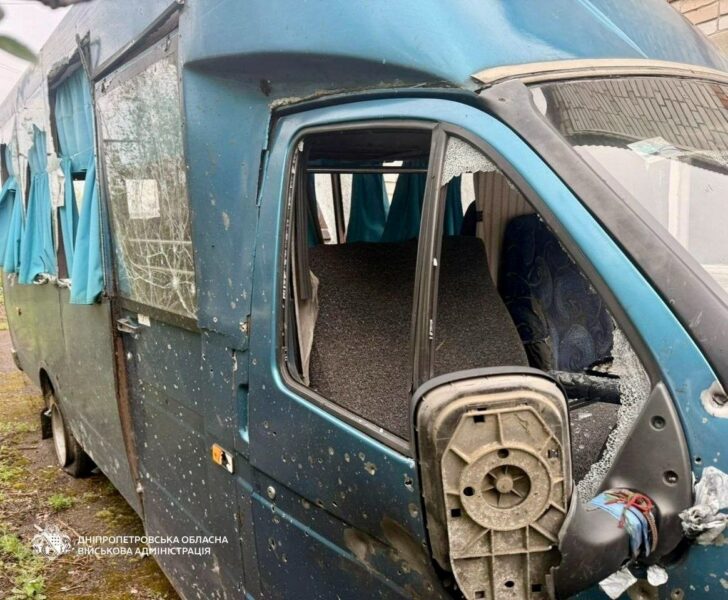 Ворог вдарив по рейсовому мікроавтобусу на Нікопольщині: п’ятеро поранених