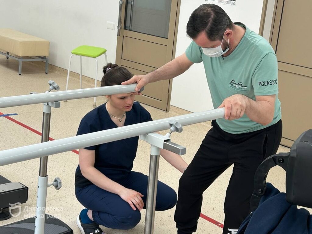 «Треба змушувати себе — знову і знову»: дніпровський сапер після трьох операцій вчиться ходити заново Реабілітація військових у Дніпрі: історія воїна, який вчиться ходити заново