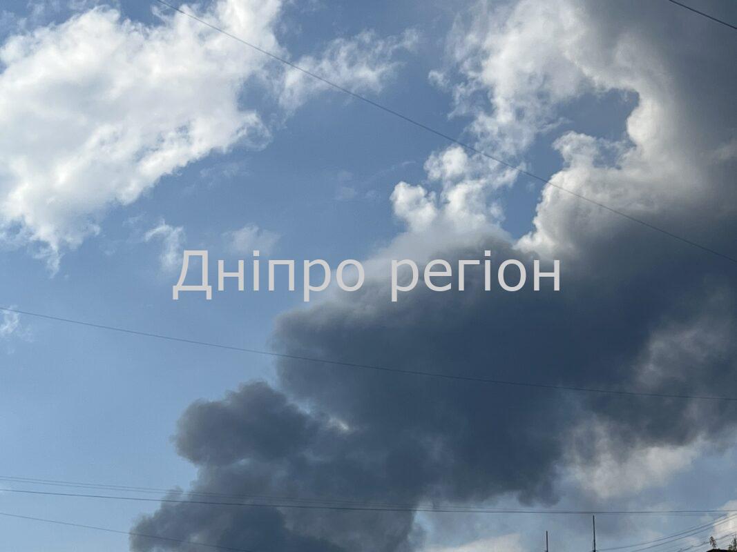 Ворог вдарив по Дніпровському району: пошкоджена інфраструктура, над містом стовп чорного диму Удар по Дніпровському району 13 квітня: пошкоджена інфраструктура, пожежа