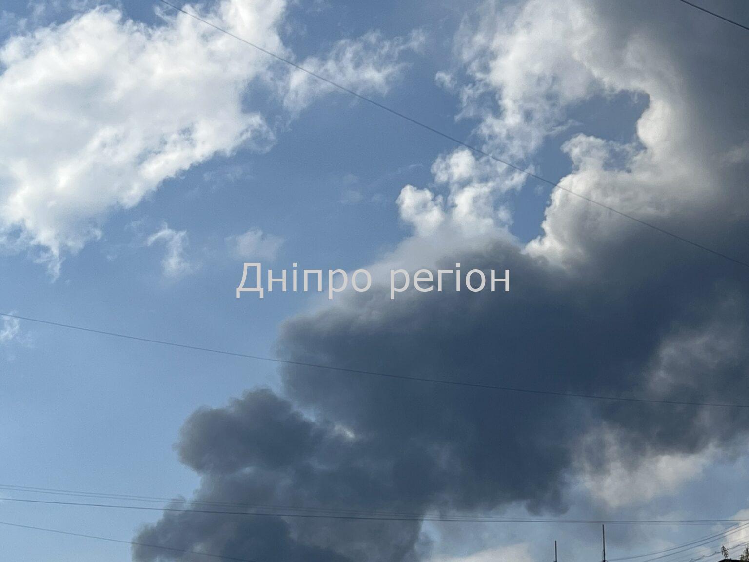 Ворог вдарив по Дніпровському району: пошкоджена інфраструктура, над містом стовп чорного диму Удар по Дніпровському району 13 квітня: пошкоджена інфраструктура, пожежа