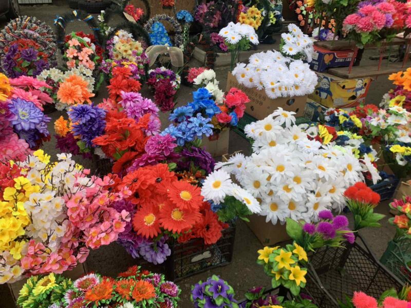 Помінальні дні у Дніпрі: екологи закликають відмовитися від штучних квітів на кладовищах