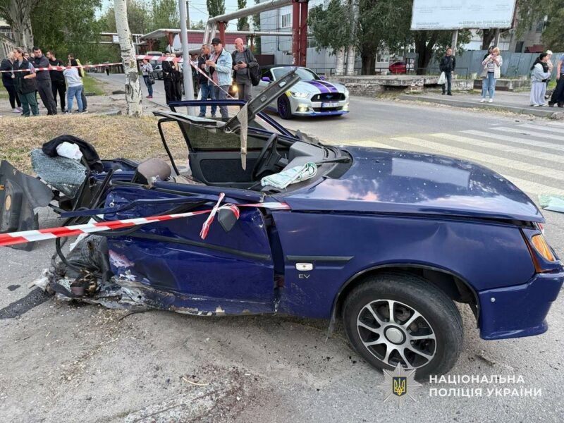 Смертельна ДТП на Калиновій у Дніпрі: «Ягуар» влетів у зупинку з людьми