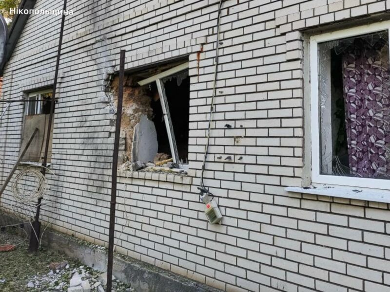 Дрони вночі атакували три райони Дніпропетровщини: пожежі, пошкоджені будинки та АЗС