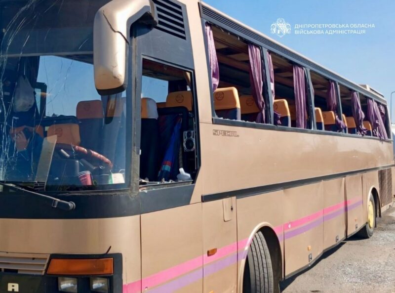 На Дніпропетровщині ворог вдарив поблизу АЗС біля якої був автобус з дітьми: є поранені