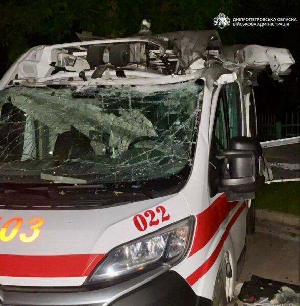 Масована атака дронів на Дніпропетровщину: під ударом два райони та автомобілі «швидкої»