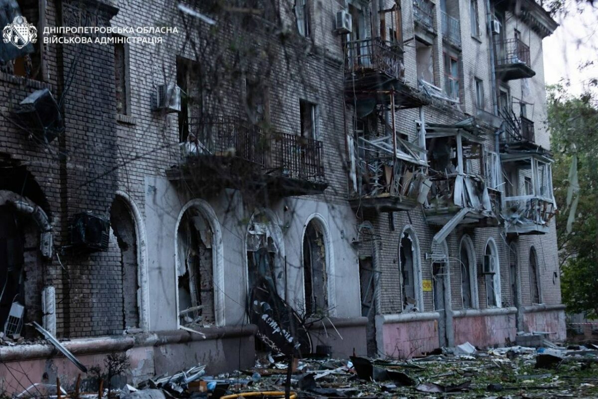 наслідки масштабного обстрілу дніпра та області ракетами пожежа