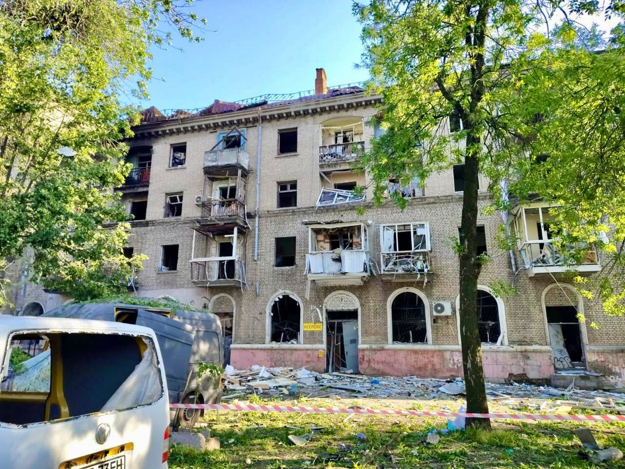 наслідки нічної атаки на дніпро вибиті вікна та руйнування.