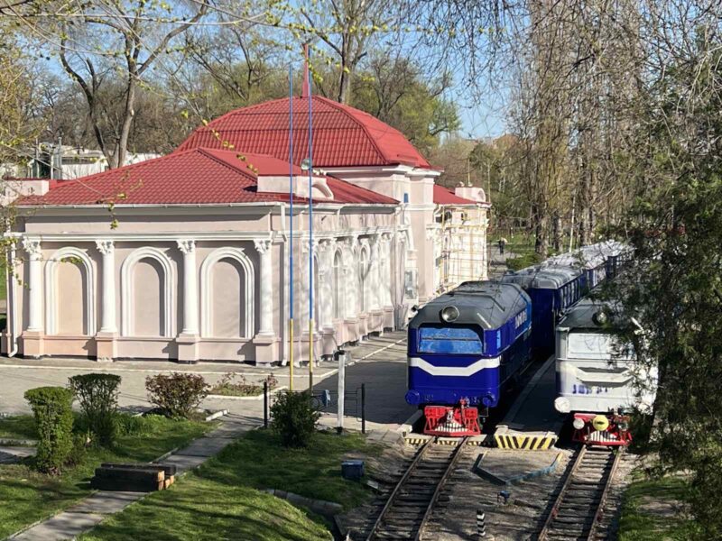 Дитяча залізниця у Дніпрі відкриває сезон: коли перший рейс і як потрапити