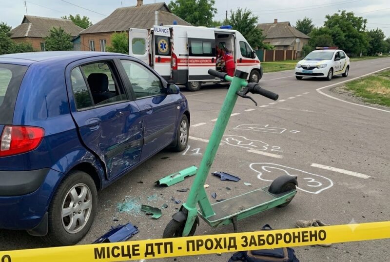 В Днепропетровской области трое подростков на одном электросамокате врезались в автомобиль