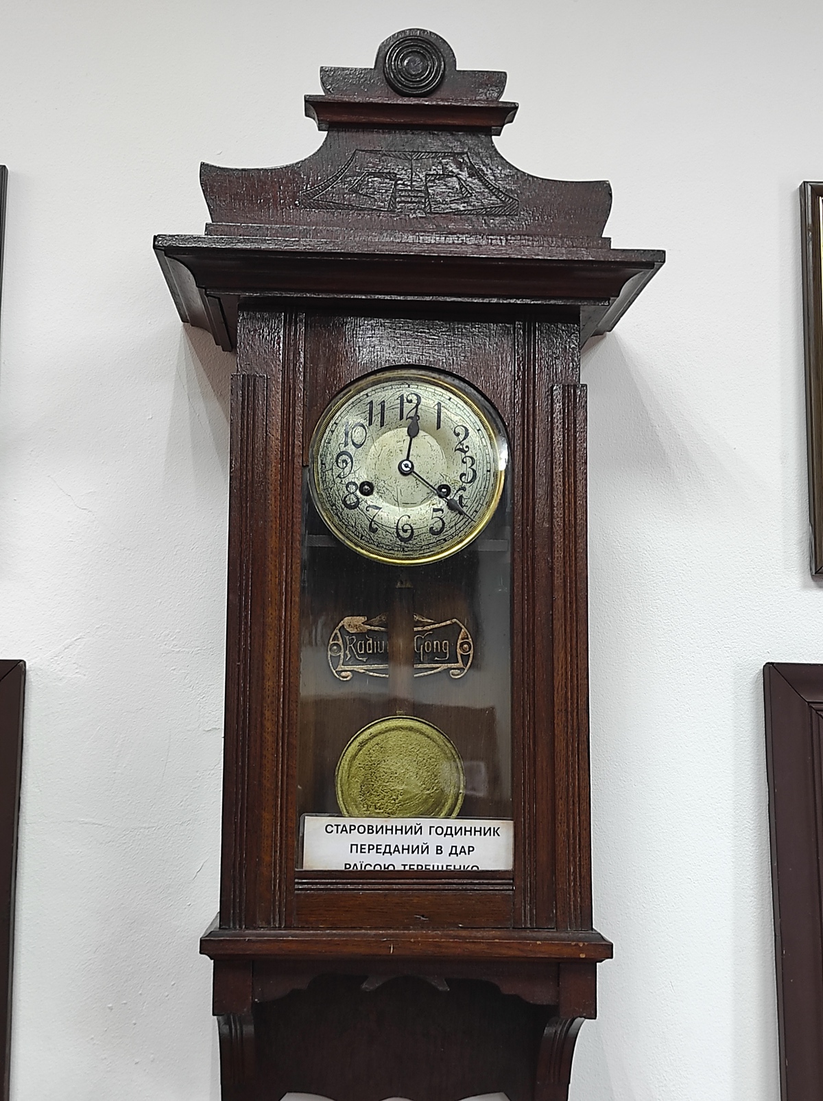 Настінний годинник німецької фірми Kienzle з фірмовим клеймом “Radium-Gong”
