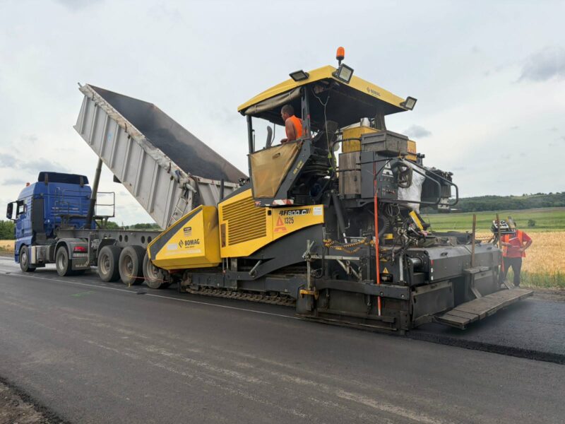 На Дніпропетровщині латають дороги та наносять нову розмітку: список трас