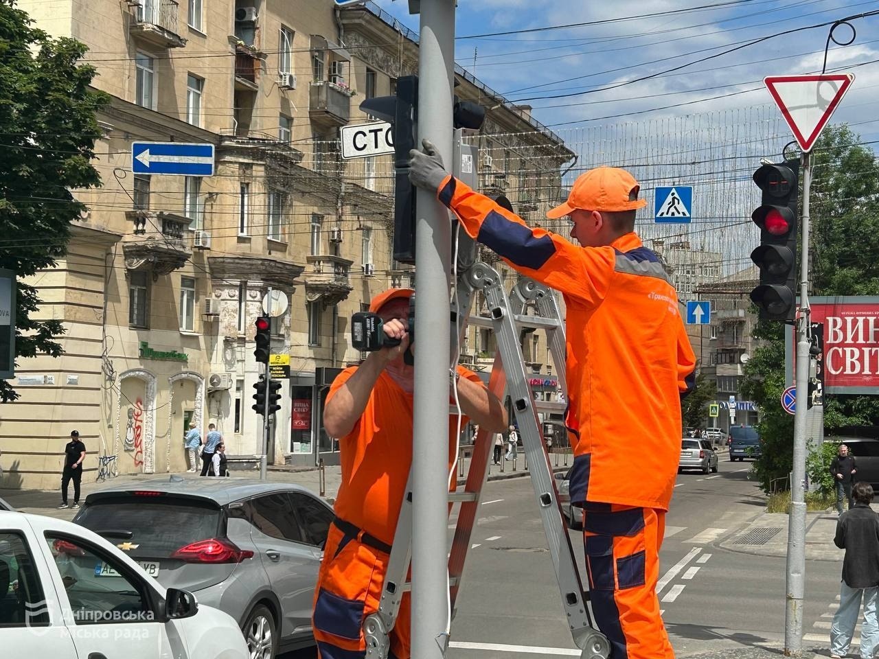 новий звуковий світлофор на перехресті в дніпрі