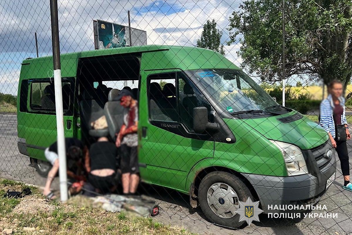 Атака на маршрутку в Нікополі: загиблі, серед поранених — діти 