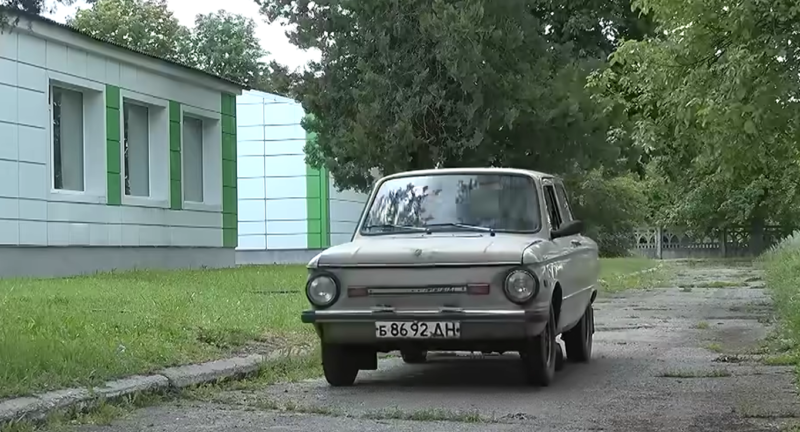 Паяли під ліхтариками в укритті: на Дніпропетровщині школярі перетворили старий «Запорожець» на електрокар