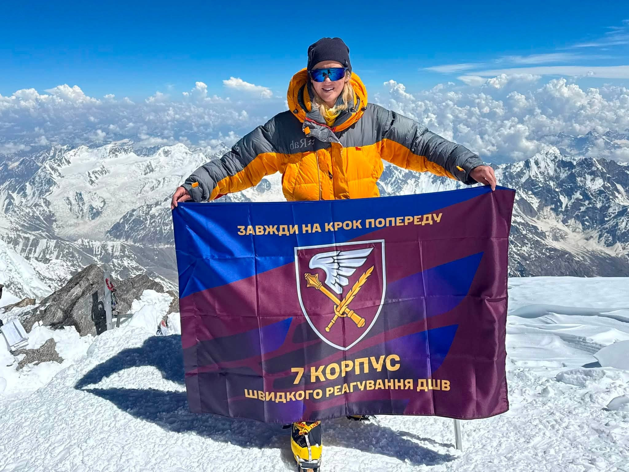 Дніпровська альпіністка підняла прапор 7 корпусу ДШВ на одну з найвищих вершин світу