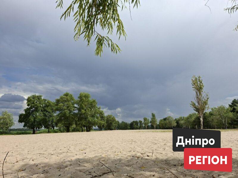 Насувається негода: мешканців Дніпра та області попередили про грозу та град